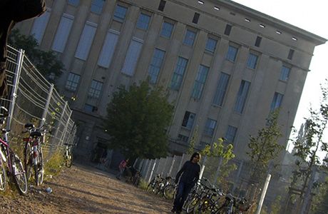 Rysunkowe wspomnienie z klubu Berghain w Berlinie