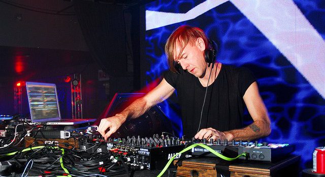 Richie Hawtin zepchnął głośnik na klubowiczkę