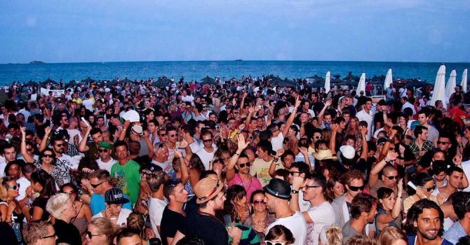 Ibiza się kończy? DJ-e mają zniknąć z plaż!