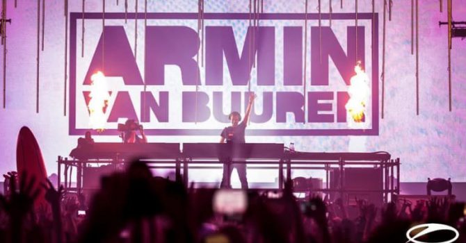 Armin van Buuren prezentuje hymn ASOT 900