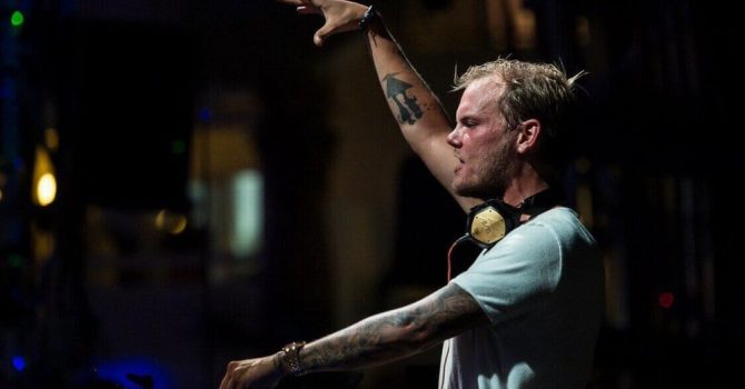 Avicii wykonuje 'Levels’ podczas swojego ostatniego koncertu w Ushuaïa Ibiza – VIDEO