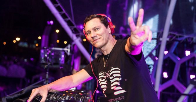 Tiesto remiksuje hitowe “Do It To It” Acraze – posłuchaj