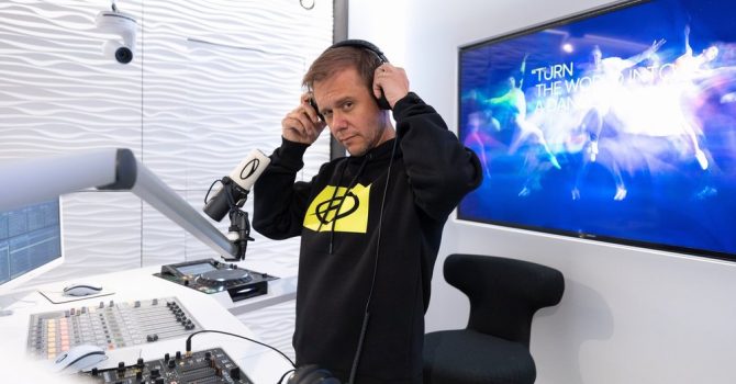 Armin van Buuren znów zachwyca! Słuchamy utworu „Feel Again” w dwóch wersjach!