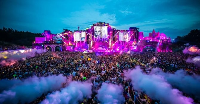 Tomorrowland i Adidas stworzyli wspólną kolekcję ubrań