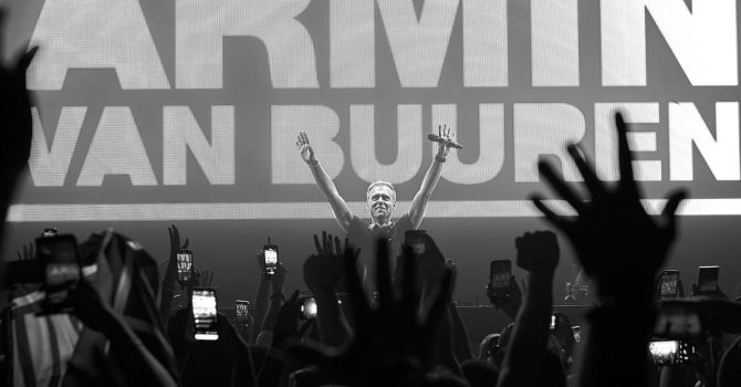 Armin van Buuren z własnym sposobem na future rave! Słuchamy „Clap”’!