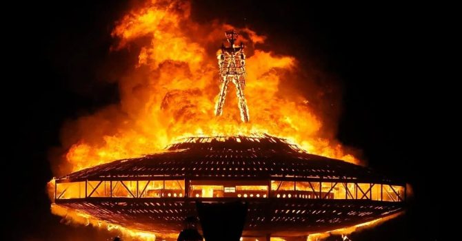Pracownik Burning Man 2022 stał się viralem dzięki swoim przeżyciom z… festiwalowych toalet