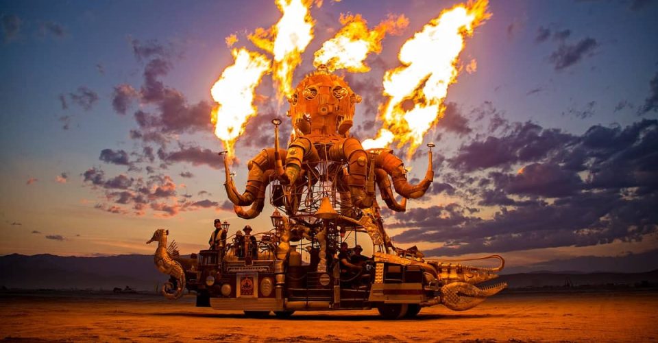 50 darmowych tapet na telefon ze zdjęciami z Burning Man 2022