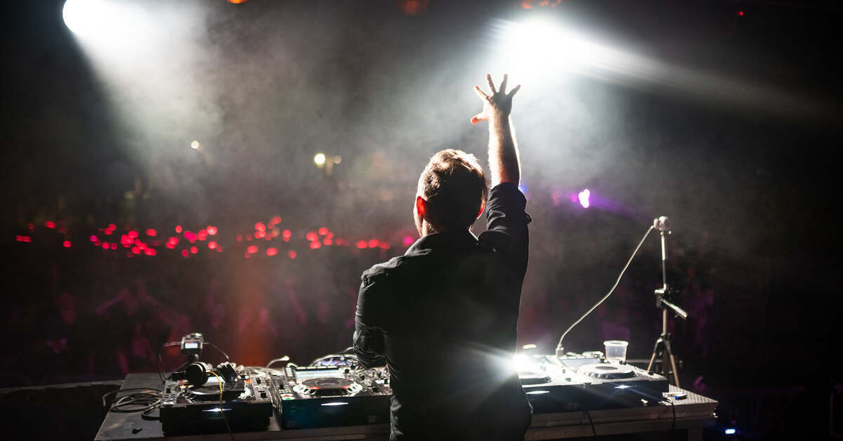 Znany angielski piosenkarz DJ-em! Jak brzmiał jego set na Tomorrowland?